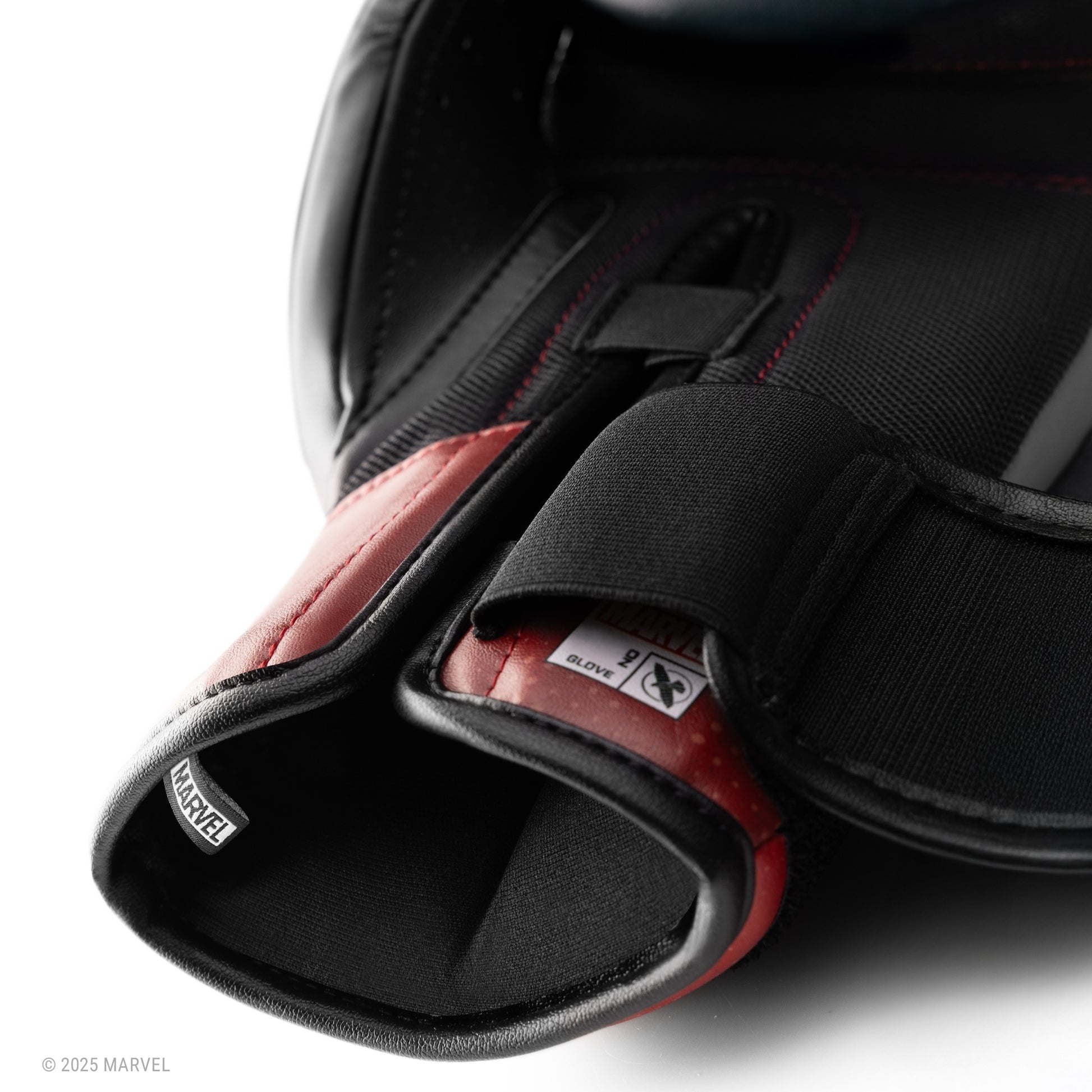 Marvel's Classic Deadpool Boxing Gloves - Detail